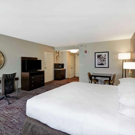 Отель Doubletree By Hilton Chicago Midway Airport, Il Bedford Park Экстерьер фото