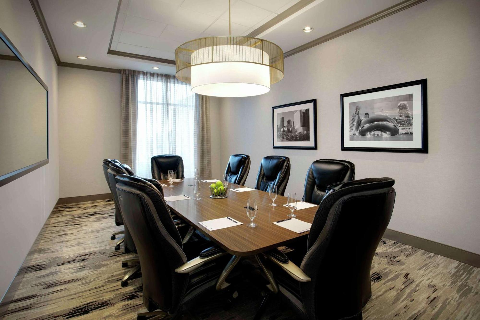 Отель Doubletree By Hilton Chicago Midway Airport, Il Bedford Park Экстерьер фото