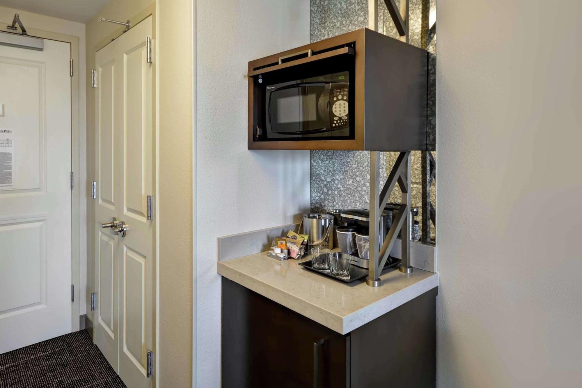 Отель Doubletree By Hilton Chicago Midway Airport, Il Bedford Park Экстерьер фото