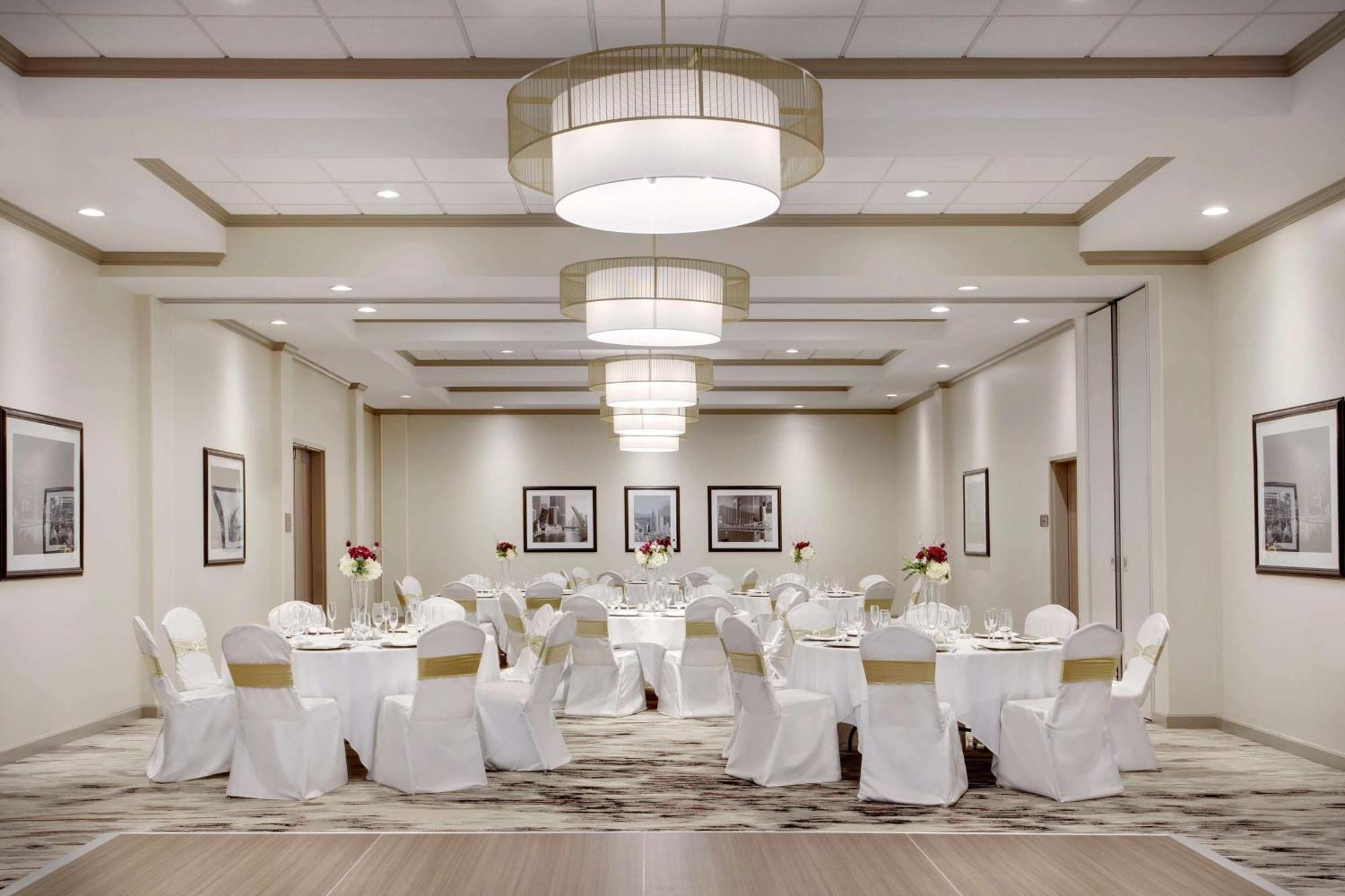 Отель Doubletree By Hilton Chicago Midway Airport, Il Bedford Park Экстерьер фото