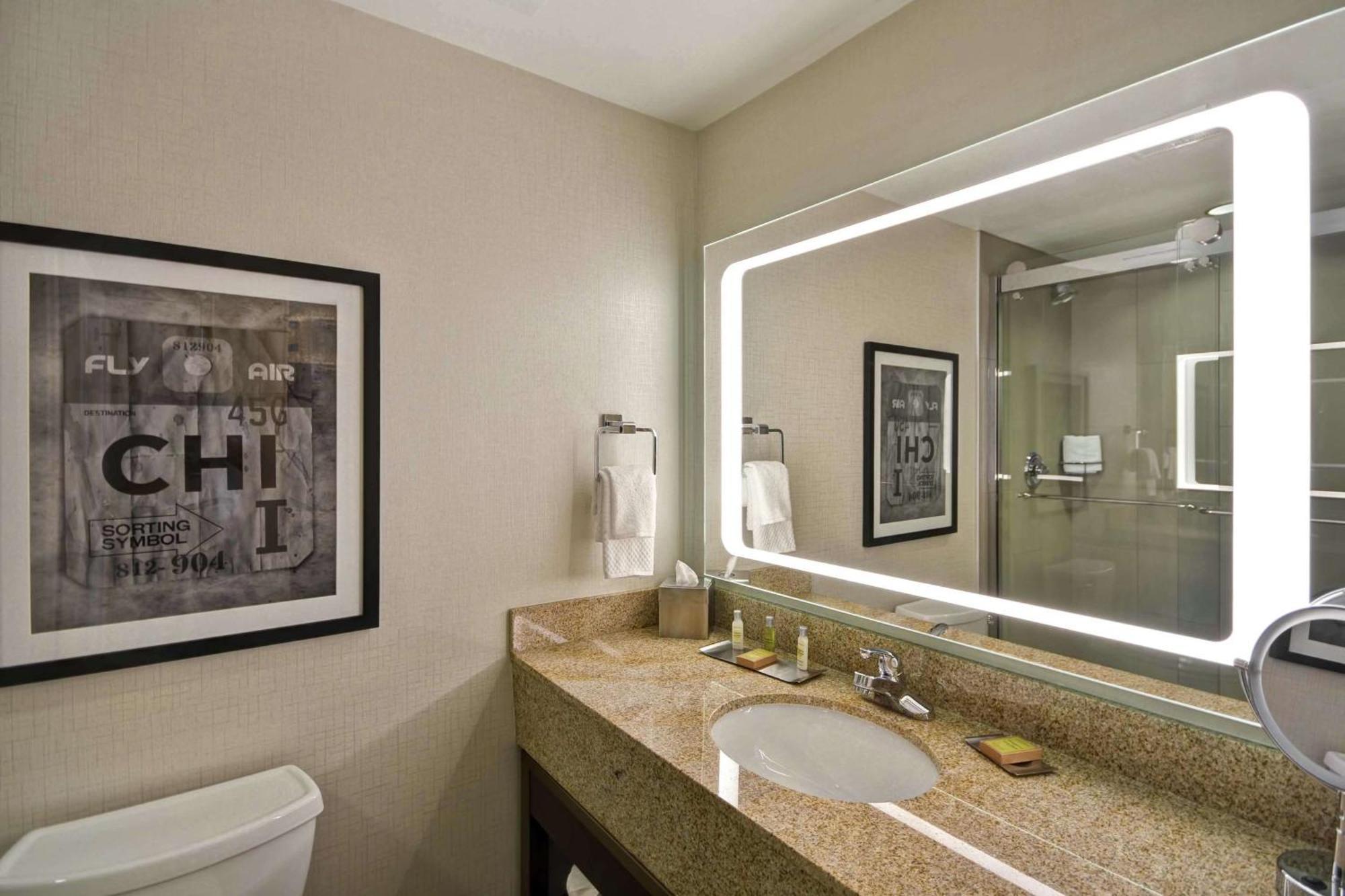 Отель Doubletree By Hilton Chicago Midway Airport, Il Bedford Park Экстерьер фото