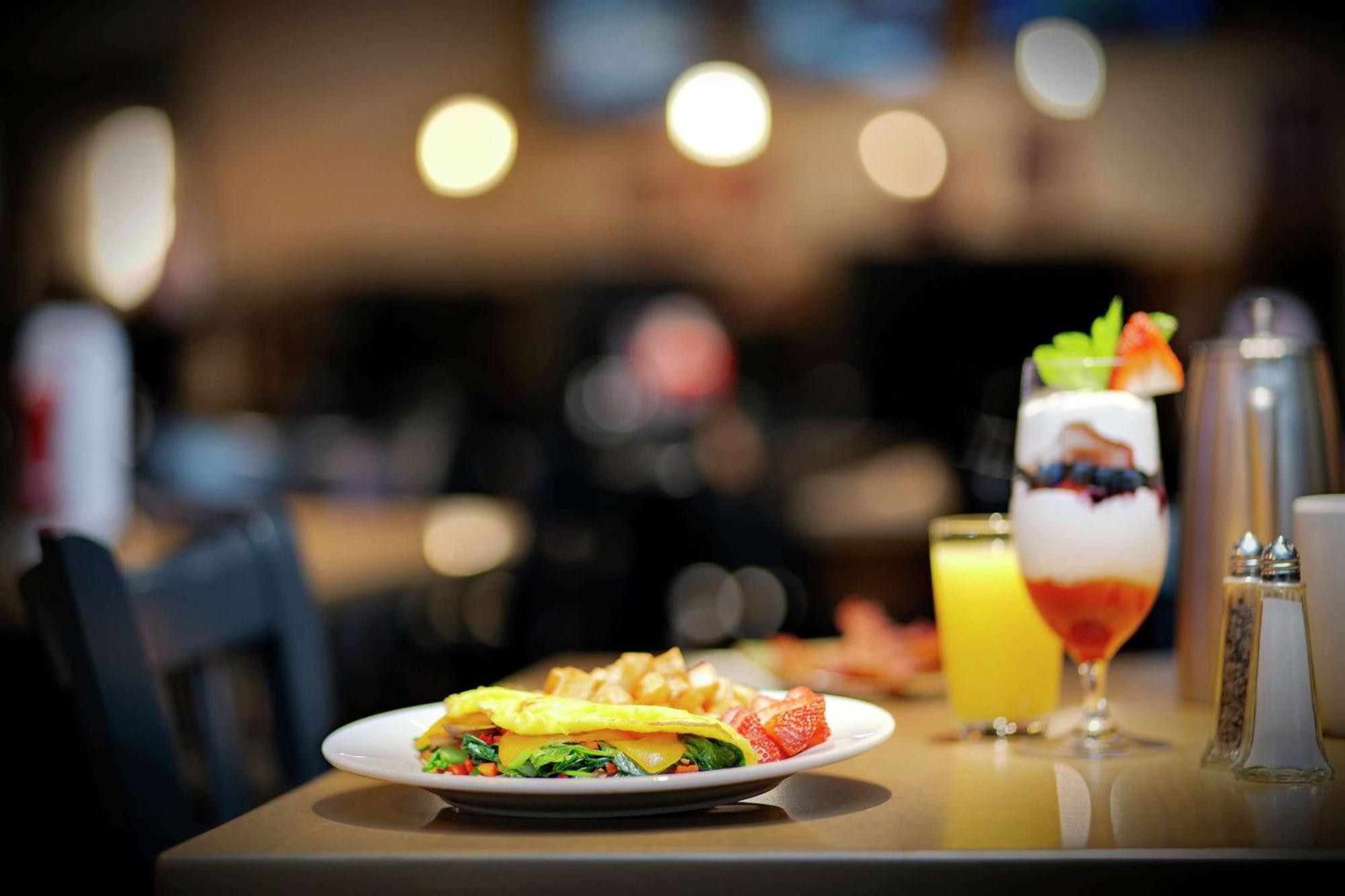 Отель Doubletree By Hilton Chicago Midway Airport, Il Bedford Park Экстерьер фото