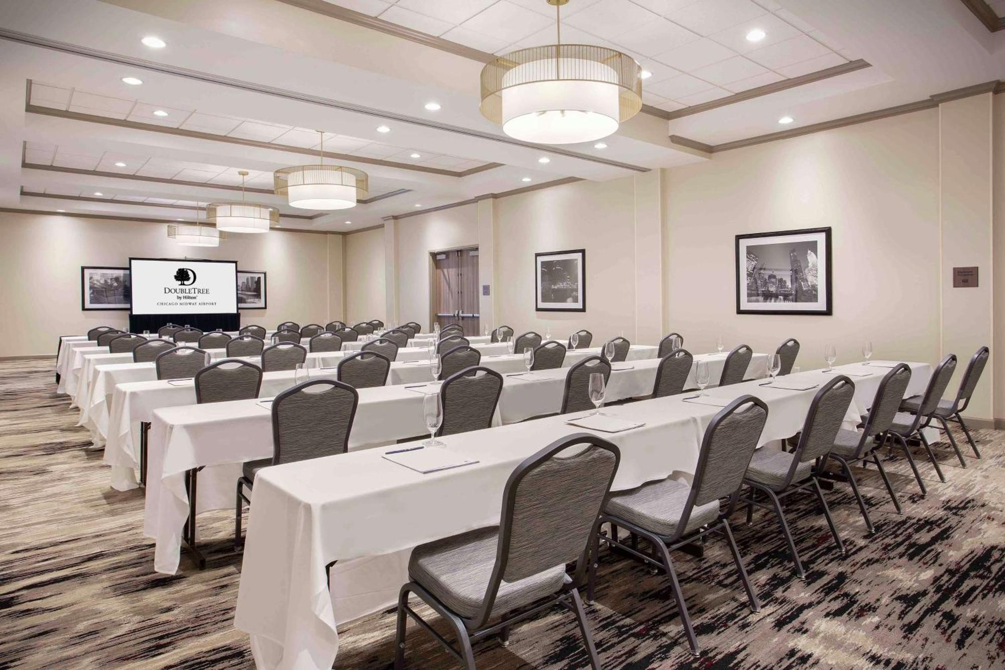 Отель Doubletree By Hilton Chicago Midway Airport, Il Bedford Park Экстерьер фото