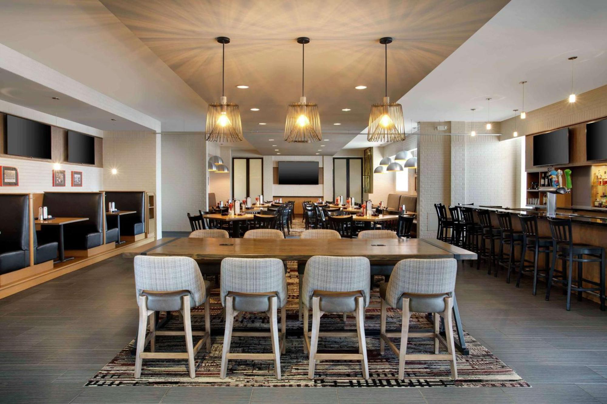 Отель Doubletree By Hilton Chicago Midway Airport, Il Bedford Park Экстерьер фото