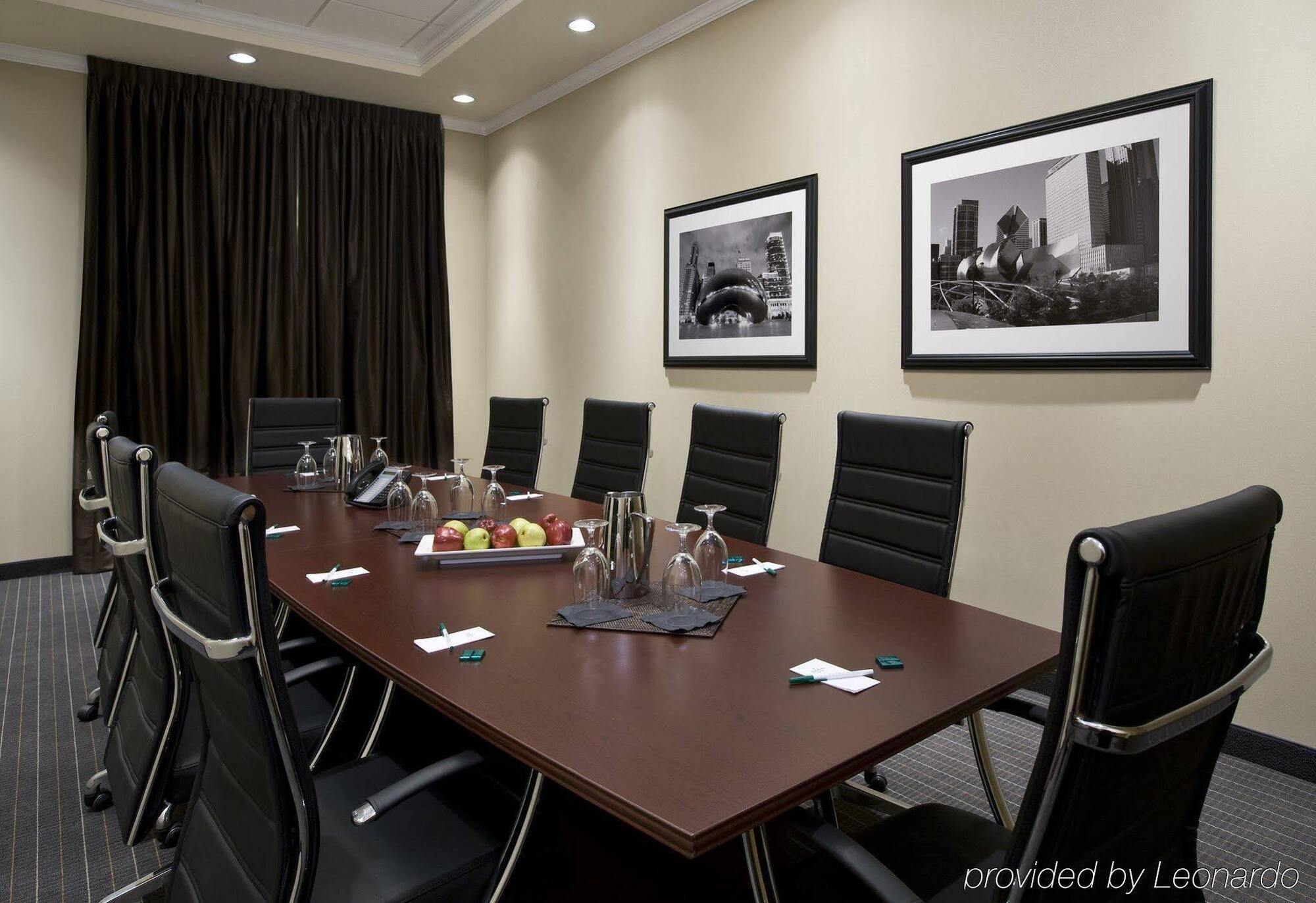 Отель Doubletree By Hilton Chicago Midway Airport, Il Bedford Park Экстерьер фото