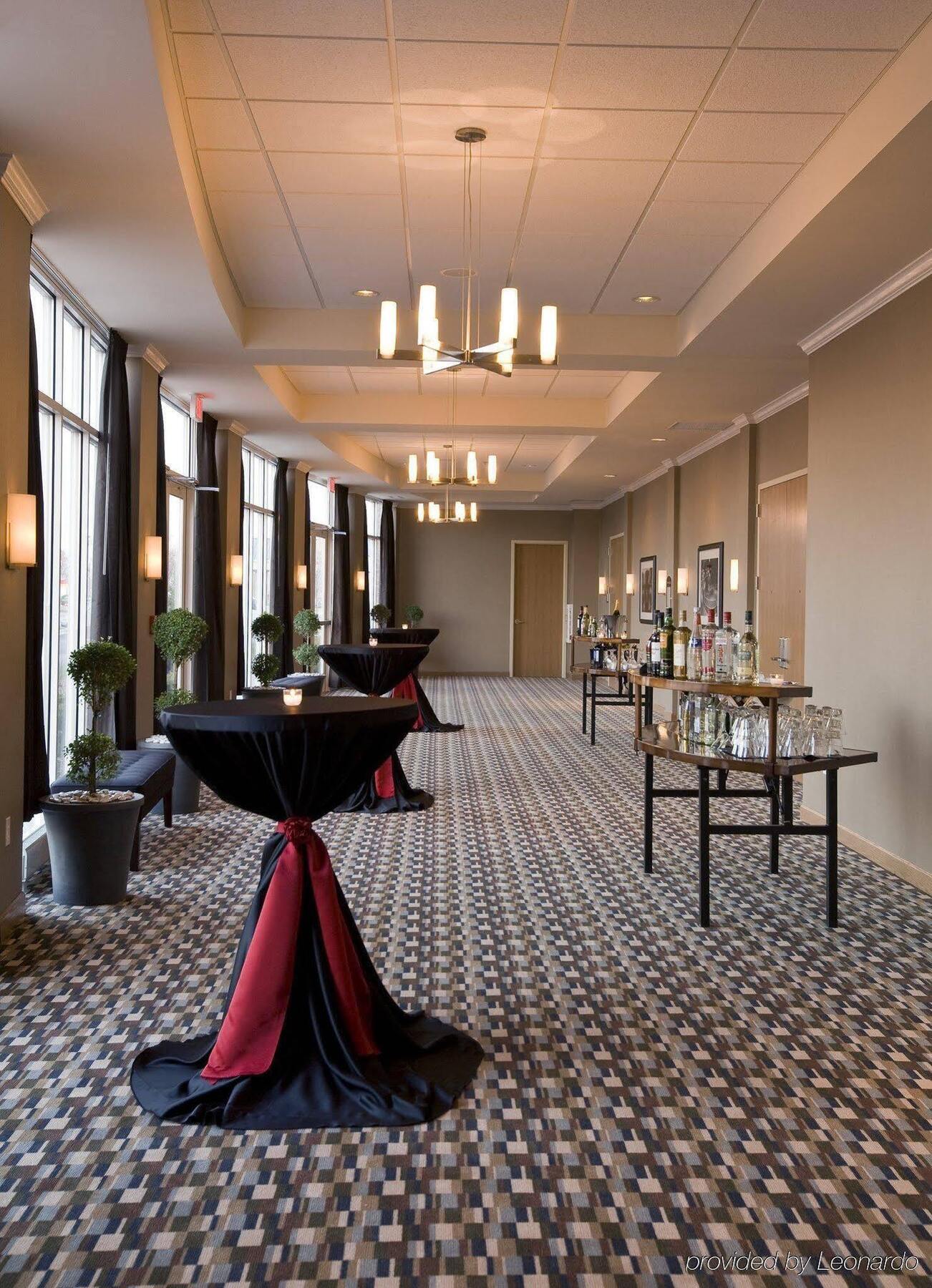 Отель Doubletree By Hilton Chicago Midway Airport, Il Bedford Park Экстерьер фото